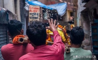 ​罕见照片，印度恒河火化尸体，尸体没烧完就扔河里，河里漂浮死尸