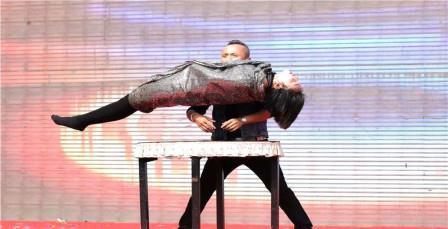 人体“悬浮”魔术如何做到？其实原理很简单，看完感觉自己失了智