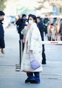 ​秦岚现身2023春晚联排，穿一身白色长款羽绒服，温柔又保暖！