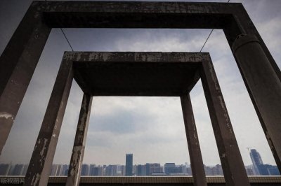 ​围墙里的人想出来，围城外的想进去