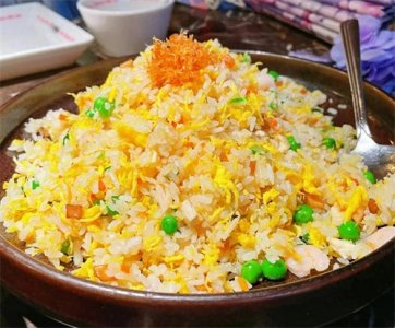 ​扬州炒饭是淮扬菜系的经典代表之一，传统做法和家庭版详细步骤