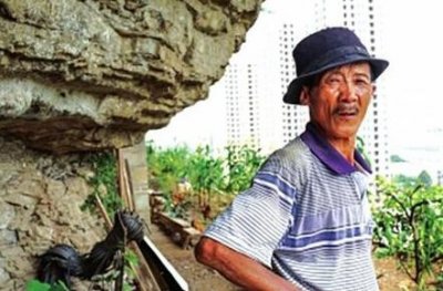 ​你向往吗？开荒发现世外桃源住10年 60岁老伯成了现代版“山顶洞人”