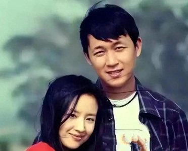 ​四年恋情曝光，潘粤明尹姝贻机场秀恩爱，婚讯再度成焦点