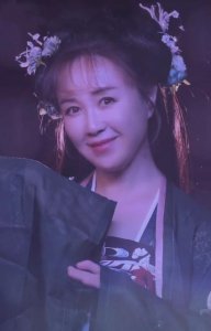 ​傅艺伟消失3年首晒照，法令纹难挡显老态，离异后曾吸毒被抓