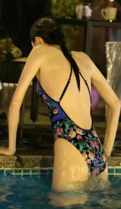 ​何穗泳装大片再登热搜！绝美“折角腰”引全网舔屏！