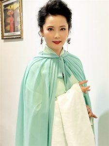 ​何赛飞：父亲离婚后一直单身，后患肺癌早逝， 她将婆婆当妈妈