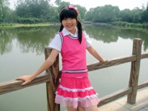 她是十二年前的朵朵，为众多知名艺人写歌，被恩师称赞最得意门生