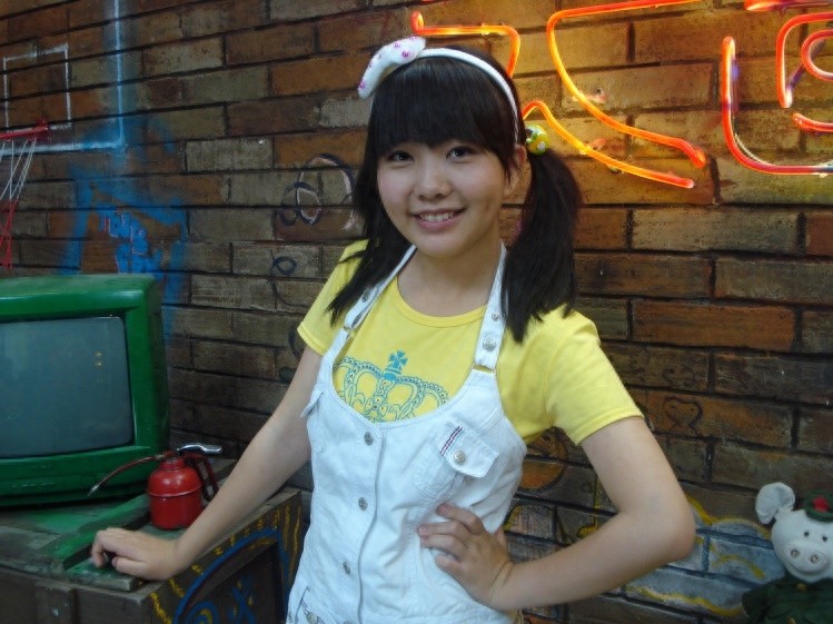 她是十二年前的朵朵，为众多知名艺人写歌，被恩师称赞最得意门生