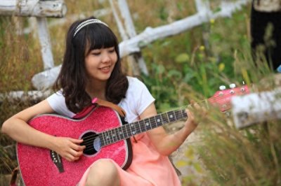 ​她是十二年前的朵朵，为众多知名艺人写歌，被恩师称赞最得意门生