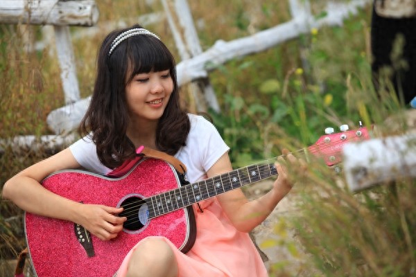 她是十二年前的朵朵，为众多知名艺人写歌，被恩师称赞最得意门生