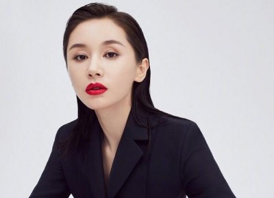 ​王子文晒游泳视频，穿比基尼化身性感美人鱼，傲人身姿水中送吻