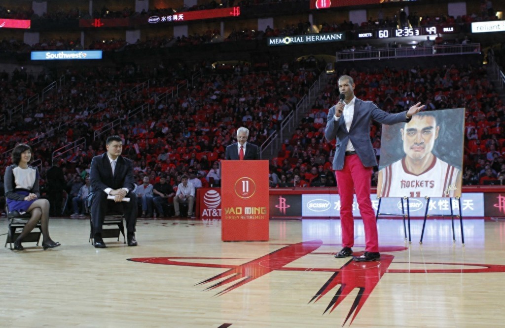 篮球——NBA：姚明球衣在火箭队主场退役