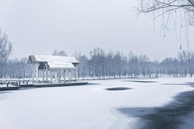 ​银装素裹是什么意思？出自哪里？相似的词语有哪些？