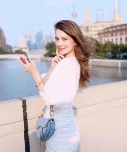 ​有种“美貌”叫四国混血，女孩颜值让人过目不忘，却被西方人排斥