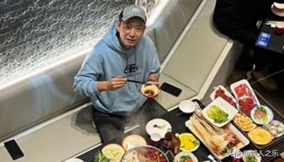 ​34岁爆红，40岁被逼婚，52岁还是单身一人，戴军到底经历了什么？