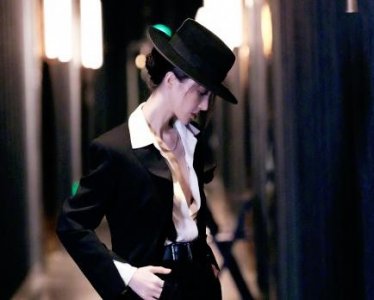 ​小鲜肉收割机？金晨的风流情史，劈叉惨遭老艺术家朱军按屁股