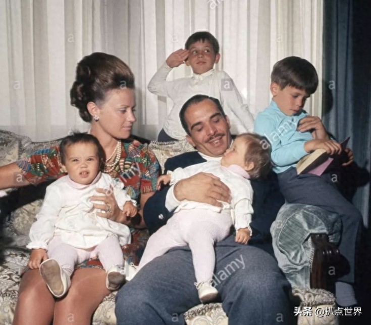 约旦传奇的“九命猫”国王,娶过四个妻子,个个才貌双全