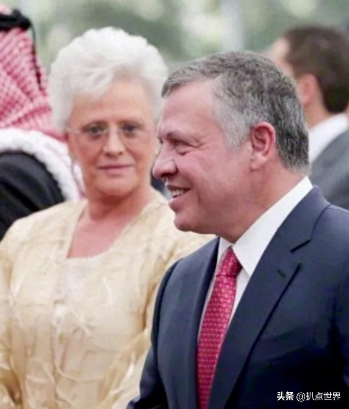 约旦传奇的“九命猫”国王,娶过四个妻子,个个才貌双全