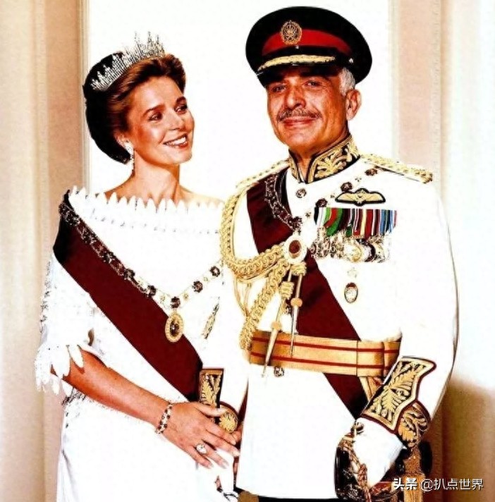 约旦传奇的“九命猫”国王,娶过四个妻子,个个才貌双全