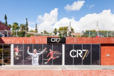 ​“7号”战袍，逐渐成为C罗的象征，“CR7”就是他的品牌