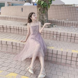 “吊带裙”搭配什么上衣好看？建议试试下面5种造型，时髦又显瘦