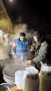 ​著名老演员孙兴，不但捐款捐物，更是深夜冒着严寒为灾区送热面！