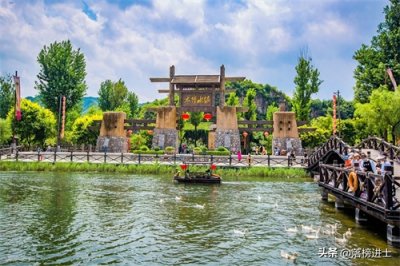 ​保定易县有一座太行水镇，是新晋国家4A级景区，夜色下充满梦幻