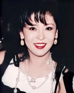 ​63岁向太晒30年前旧照！无滤镜，没美颜，向华强镜头下的港风美人