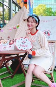 ​42岁女星引产三月后再现身，与老公结婚五年求子艰辛，暗示不放弃