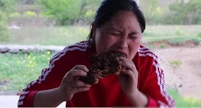 ​哇塞！安徽网红胖妹直播吃肥肉3年，咋就老得这么快？像60岁！