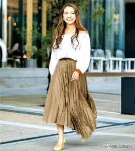 ​女人一旦过了40岁，穿衣尽量以“减龄”为主，照着这几套穿准好看