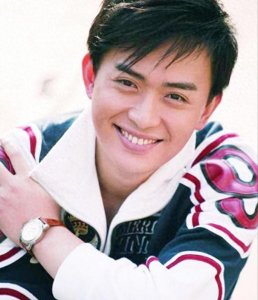 ​演员甄锡在当红时嫁大众男神黄海冰，8年生一双儿女，越活越美丽