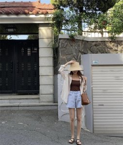 ​炎热夏季女人离不开短裤，配上这5款单鞋，时髦气质又高级