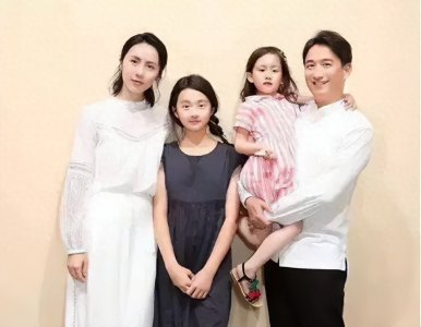 ​黄磊一家全体塌房，“完美”人设遮羞布被撕开，女儿竟是提线木偶