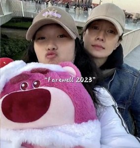 ​文章女儿罕晒父女照！举止动作曝父女真实感情，文章状态抢镜