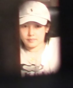 ​白百何携老公聚会秀恩爱，现幸福肥，张思麟长发披肩比白百何时髦