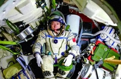 ​我国完成载人航天飞行的22位英雄宇航员