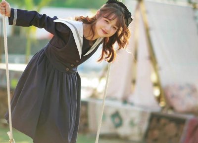 ​帅小伙托举女子和男友约会，俩人旁若无人接吻，网友表示看不懂