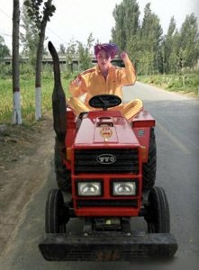 ​＂张馨予拖拉机舞爆红网络！舞步魔性难挡，引发模仿潮＂