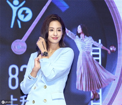 台湾演员莫允雯出席某商业活动，混血脸孔十分好看，气质出众