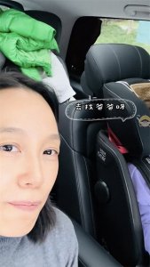 ​朱丹带娃探班老公，素颜不打扮，周一围见到后举动很真实