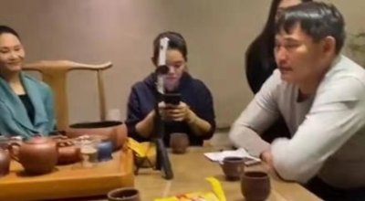 ​于文华与大衣哥朱之文直播，54岁仍气质出众，大衣哥沧桑显老