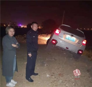 ​女司机夜间开车险翻进鱼塘，民警请来吊车作业