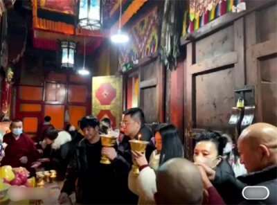 ​范冰冰的现在男友是谁？(范冰冰和男友寺庙祈福，无名指戴大钻戒疑订婚？)