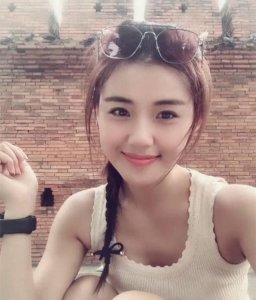 ​85后模特安天天:一秒一张照片,靠老年装日拍2000件衣服,已买6套房