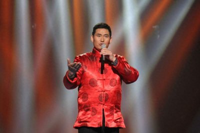 ​50岁大衣哥朱之文近况曝光！见到粉丝喜笑颜开，妻子阻拦起争执