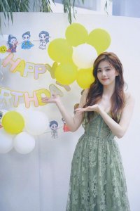 ​白鹿分享生日十二宫格 拿气球比爱你手势童趣满满