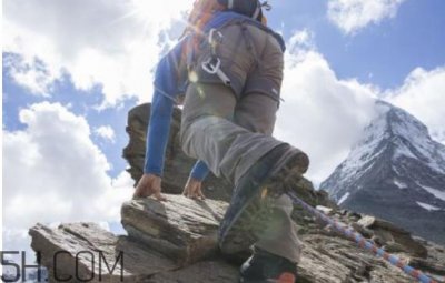 ​夏天爬山穿什么鞋？经常爬山对膝盖不好吗？