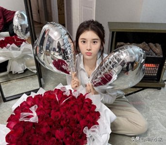 ​吴艳妮被求婚了？玫瑰花+4万项链刷屏！气球反光惊现神秘男