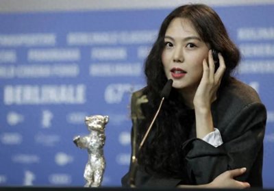 ​42岁韩国女神怀64岁男友的娃！争议恋爱10年网友骂翻